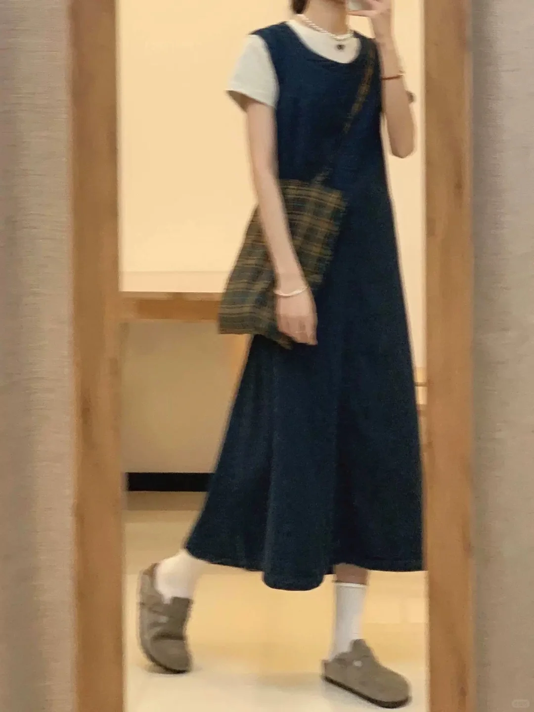 简简单单的牛仔背带裙穿搭～