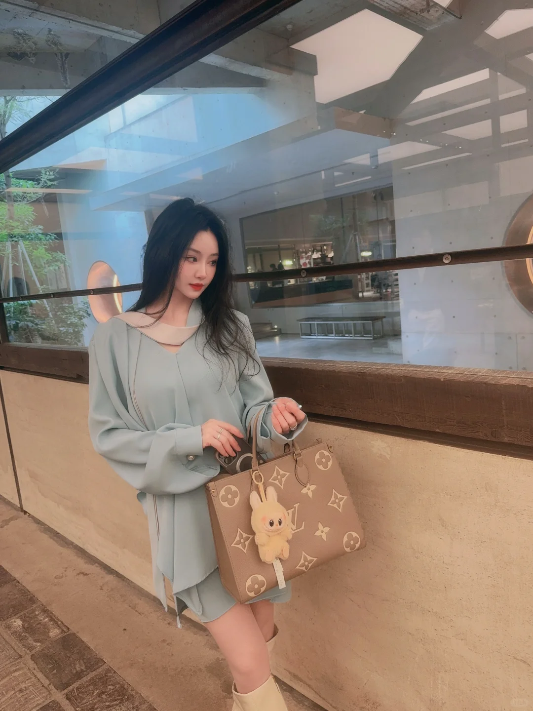 她看起来好漂亮 得想个办法和她约会