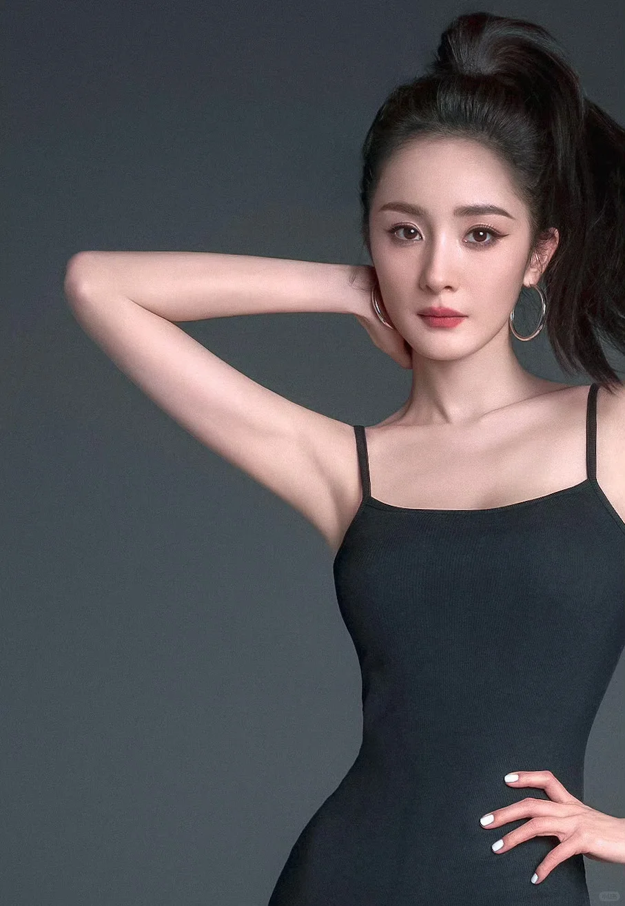 杨幂演绎维密睡袍，玫瑰粉风情万种
