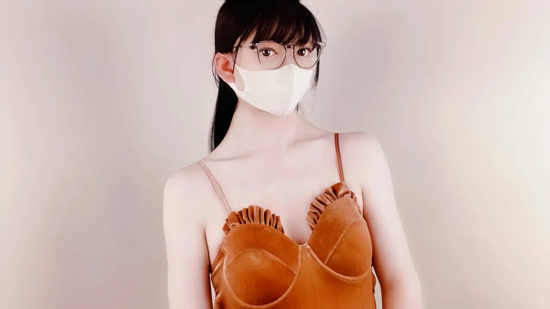 男孩子试穿女生的土黄色芭吊带连体泳衣