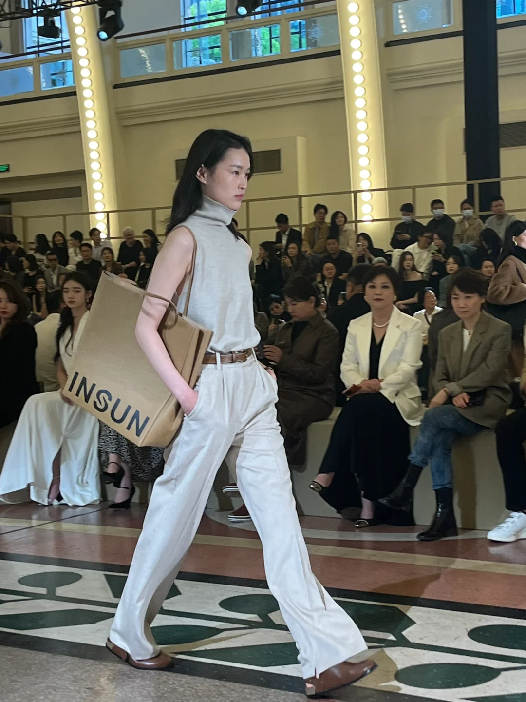 觉得女人脸上淡漠疲惫的黑眼圈很迷人