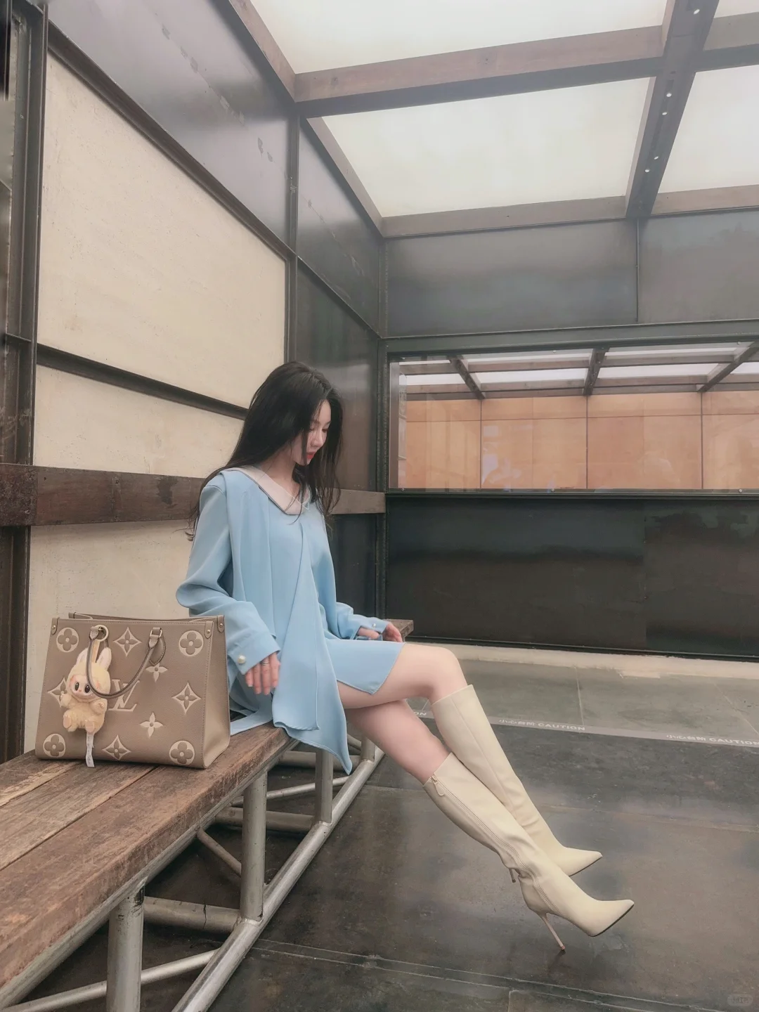 她看起来好漂亮 得想个办法和她约会