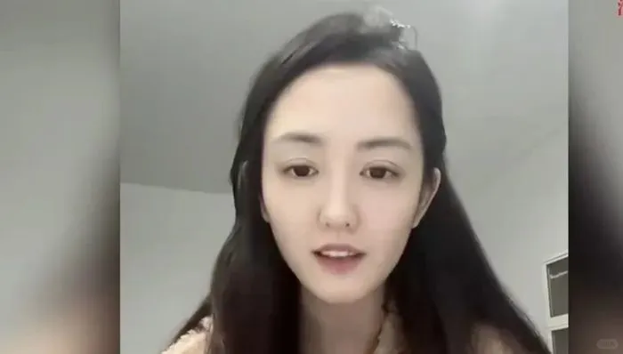 “高颜值通缉犯”出狱直播当网红
