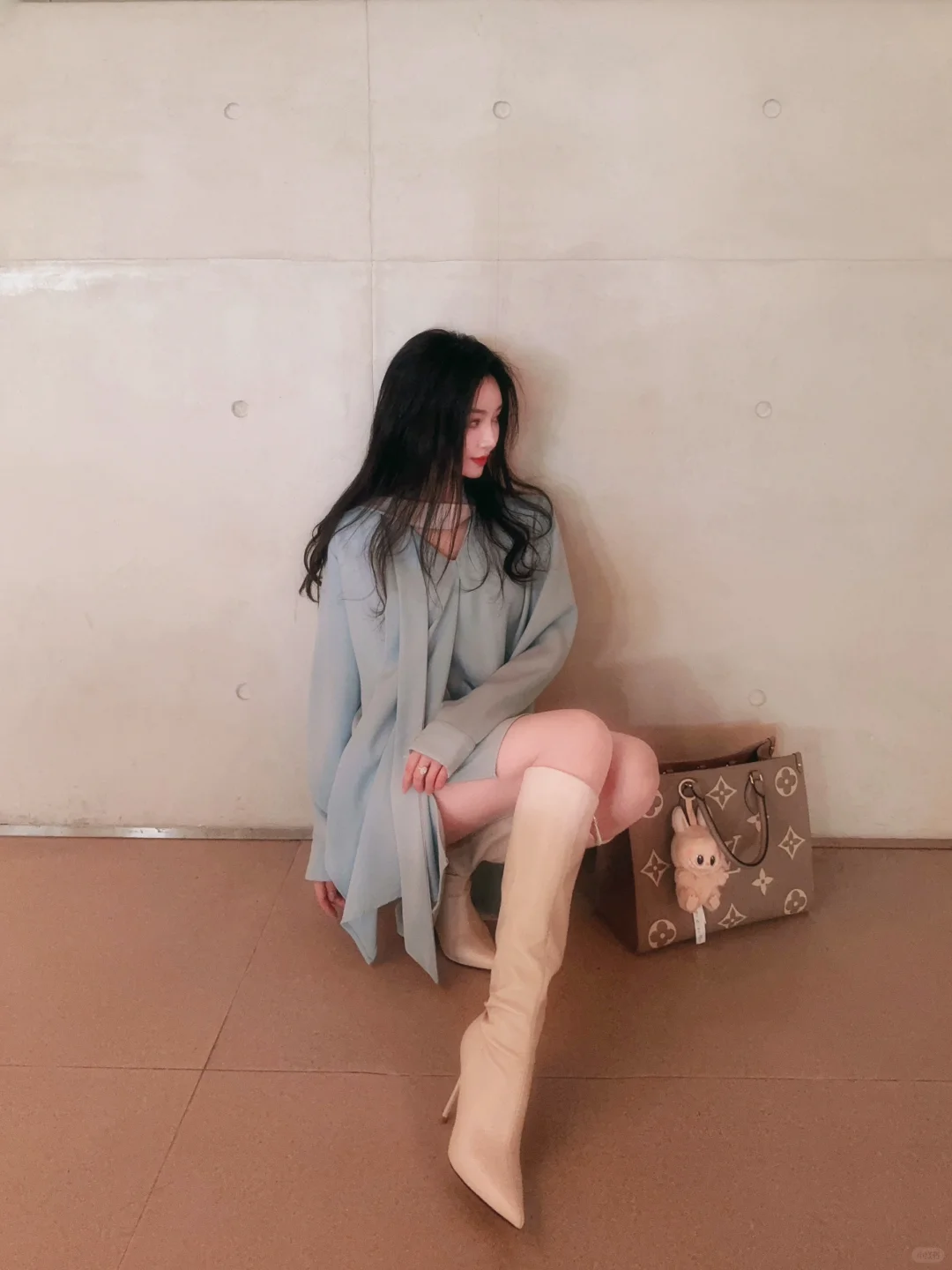 她看起来好漂亮 得想个办法和她约会