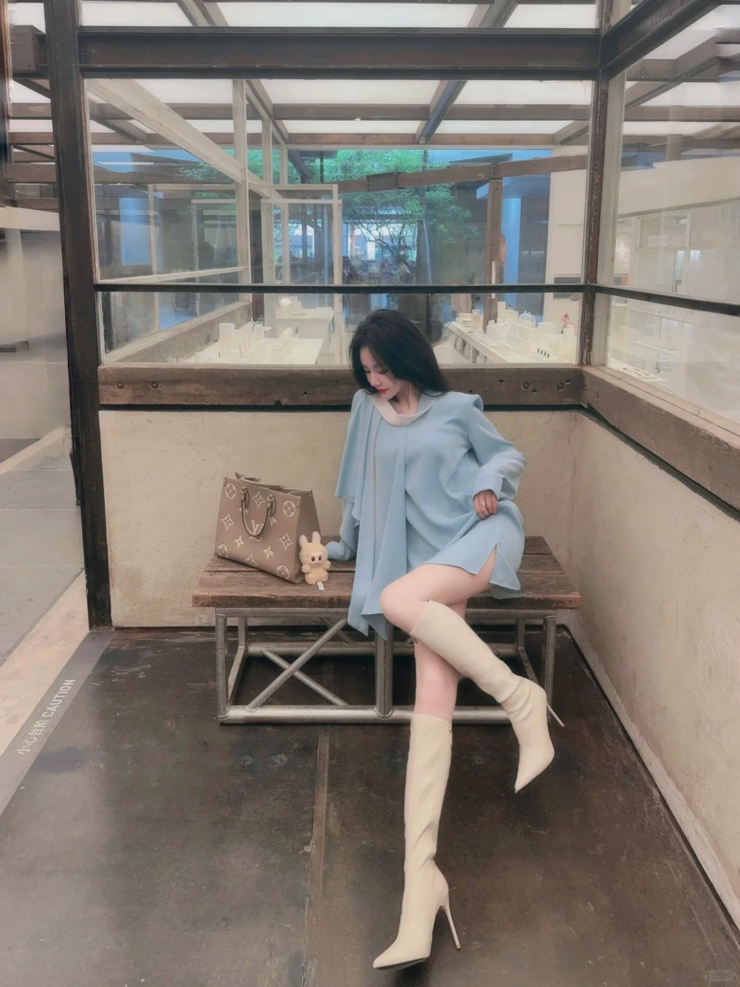 她看起来好漂亮 得想个办法和她约会