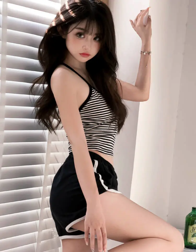 纯欲风高颜值养眼美女吊带条纹衣加短裤穿搭