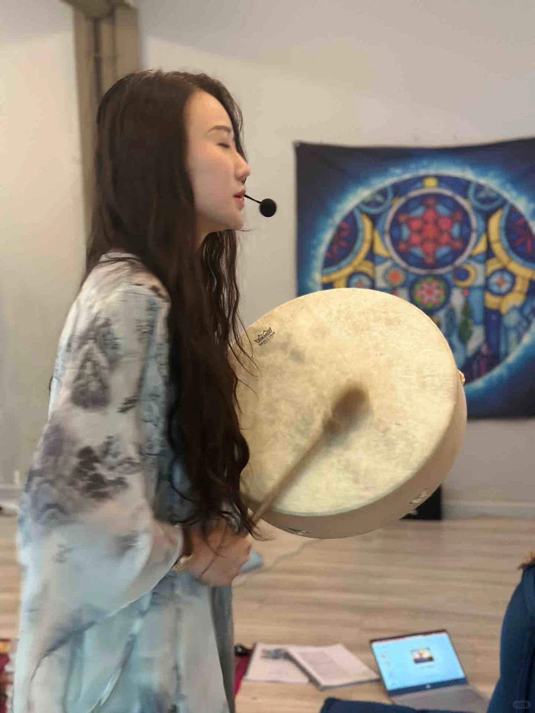 长发及腰的女萨满