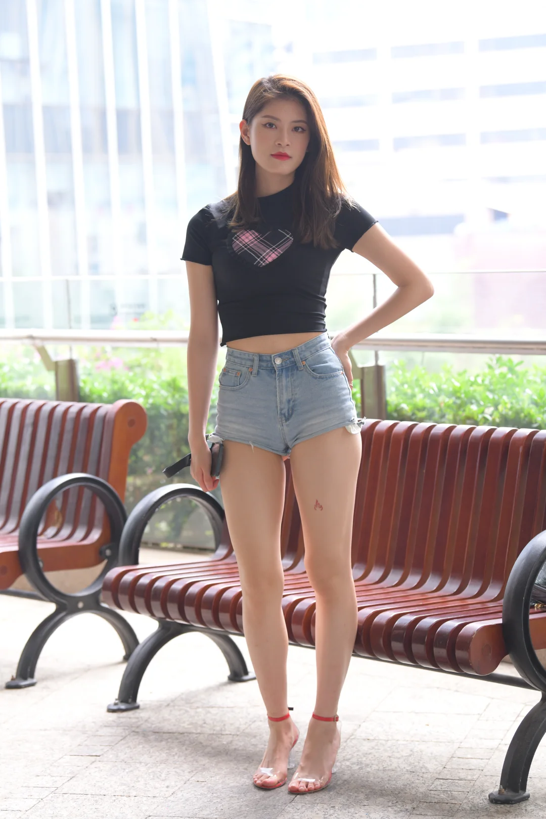 📸 街头捕捉热裤辣妹心动瞬间