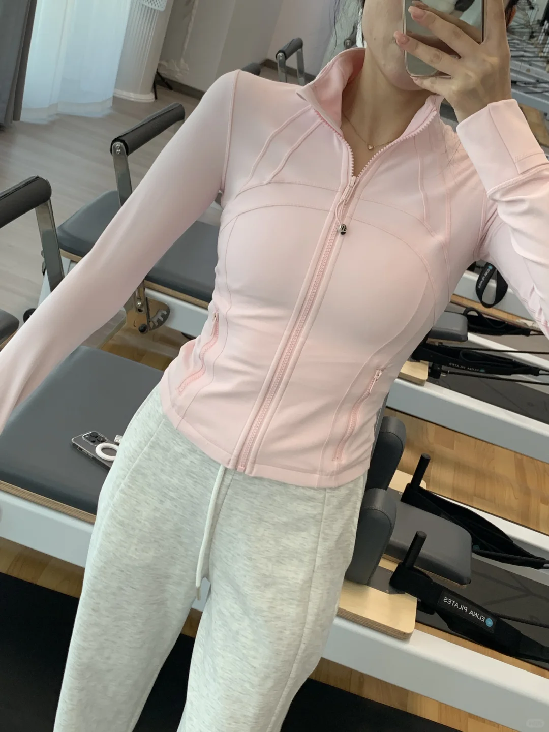 lulu lemon 草莓奶昔define搭配白蛋白裤子