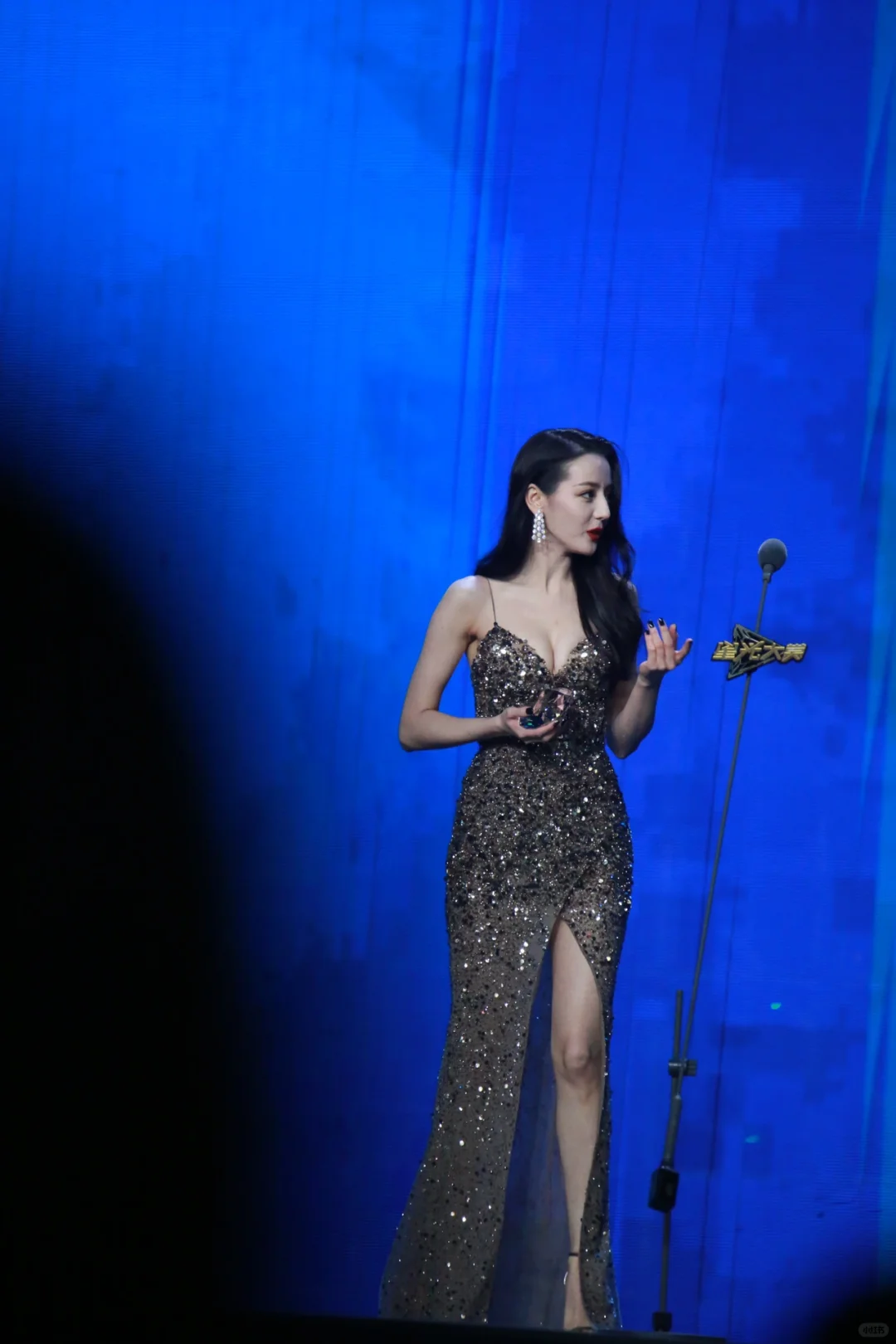 什么词能形容迪丽热巴的身材和颜值