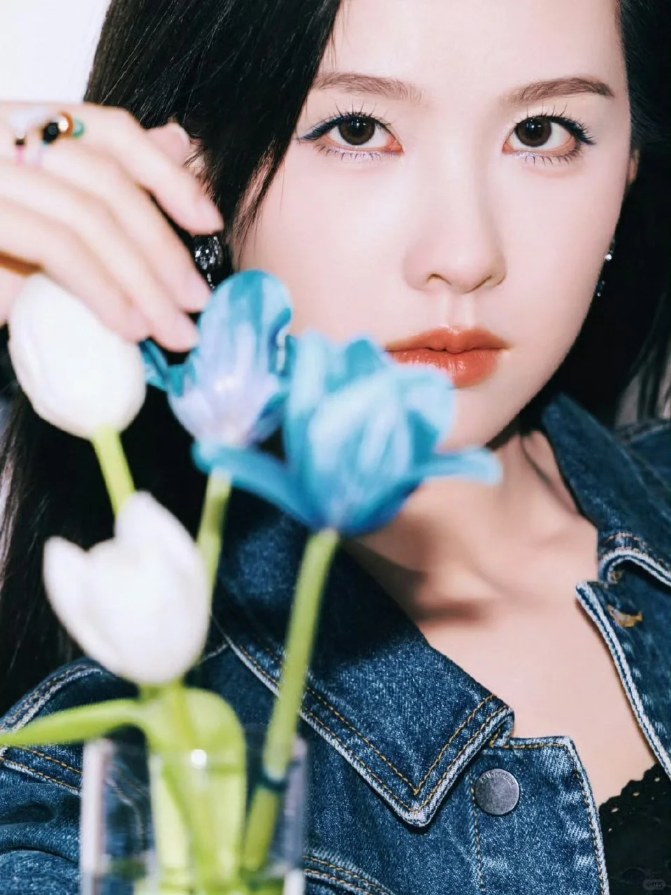 陈都灵牛仔搭配黑裙， 修长美腿 魅力女神