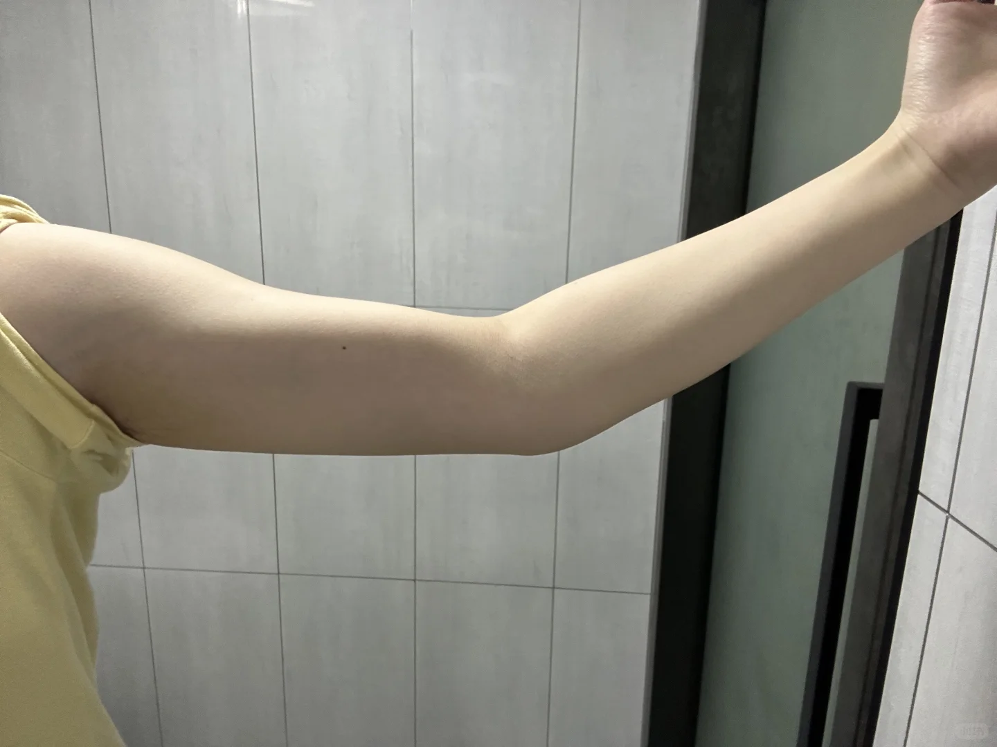 洗完澡发现自己的肌肉线条还可以诶