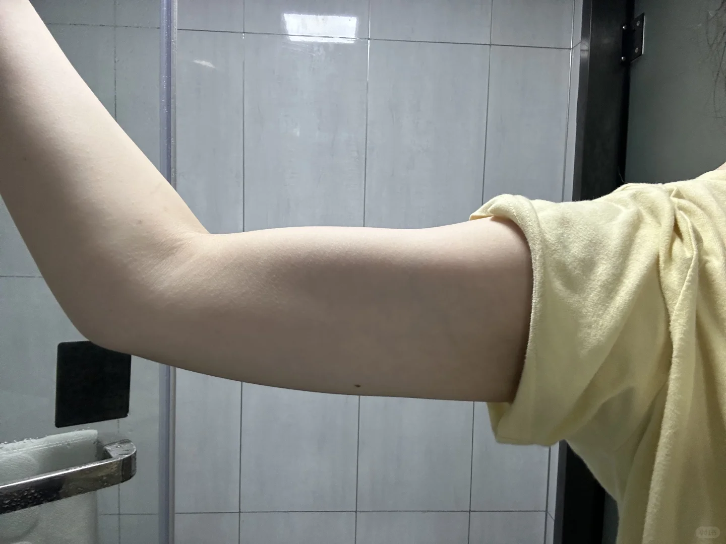 洗完澡发现自己的肌肉线条还可以诶