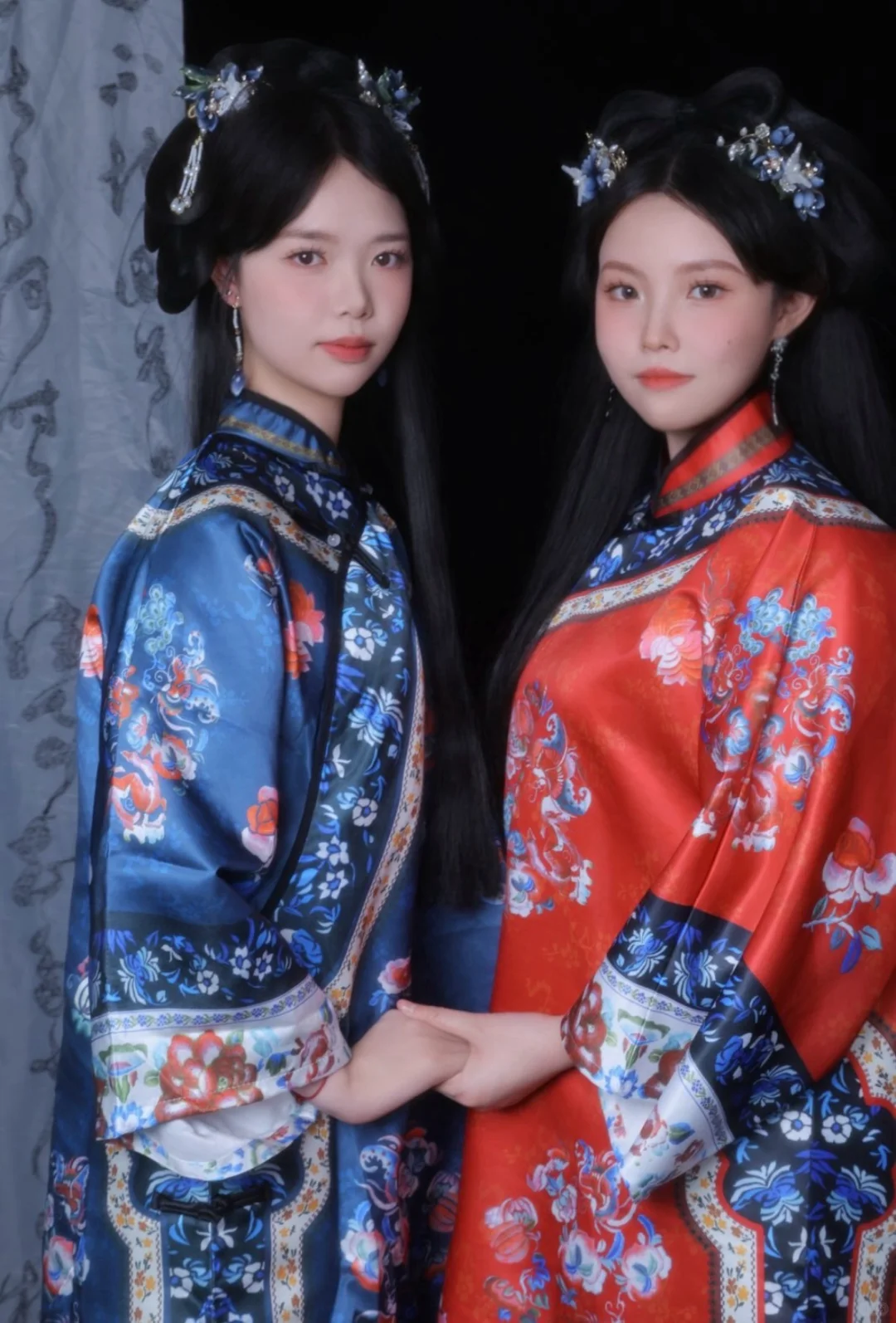 👭🏻