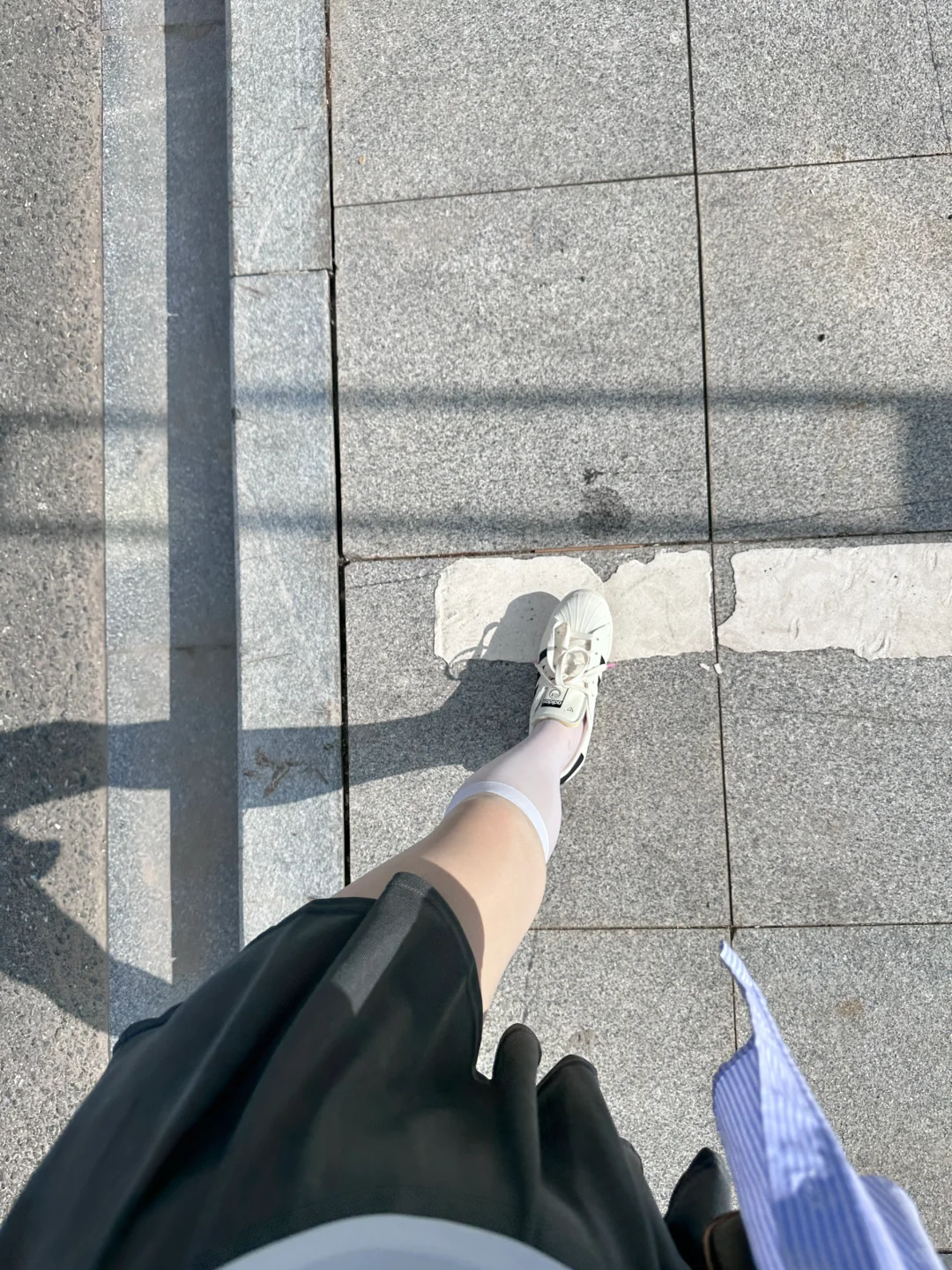 小裙子配小白鞋