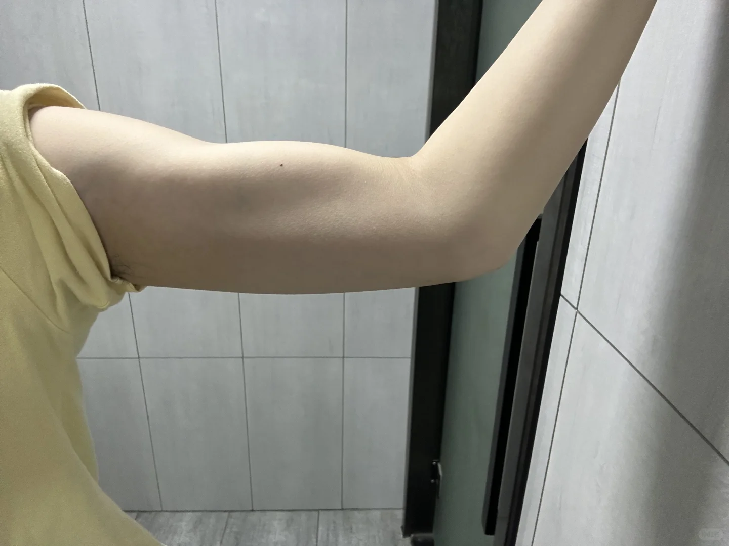 洗完澡发现自己的肌肉线条还可以诶