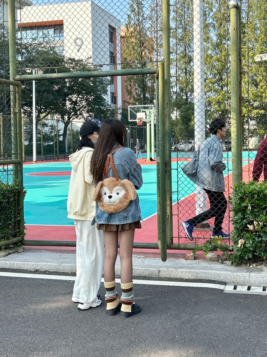 篮球场看到的，为什么穿黑丝的女生土土的…