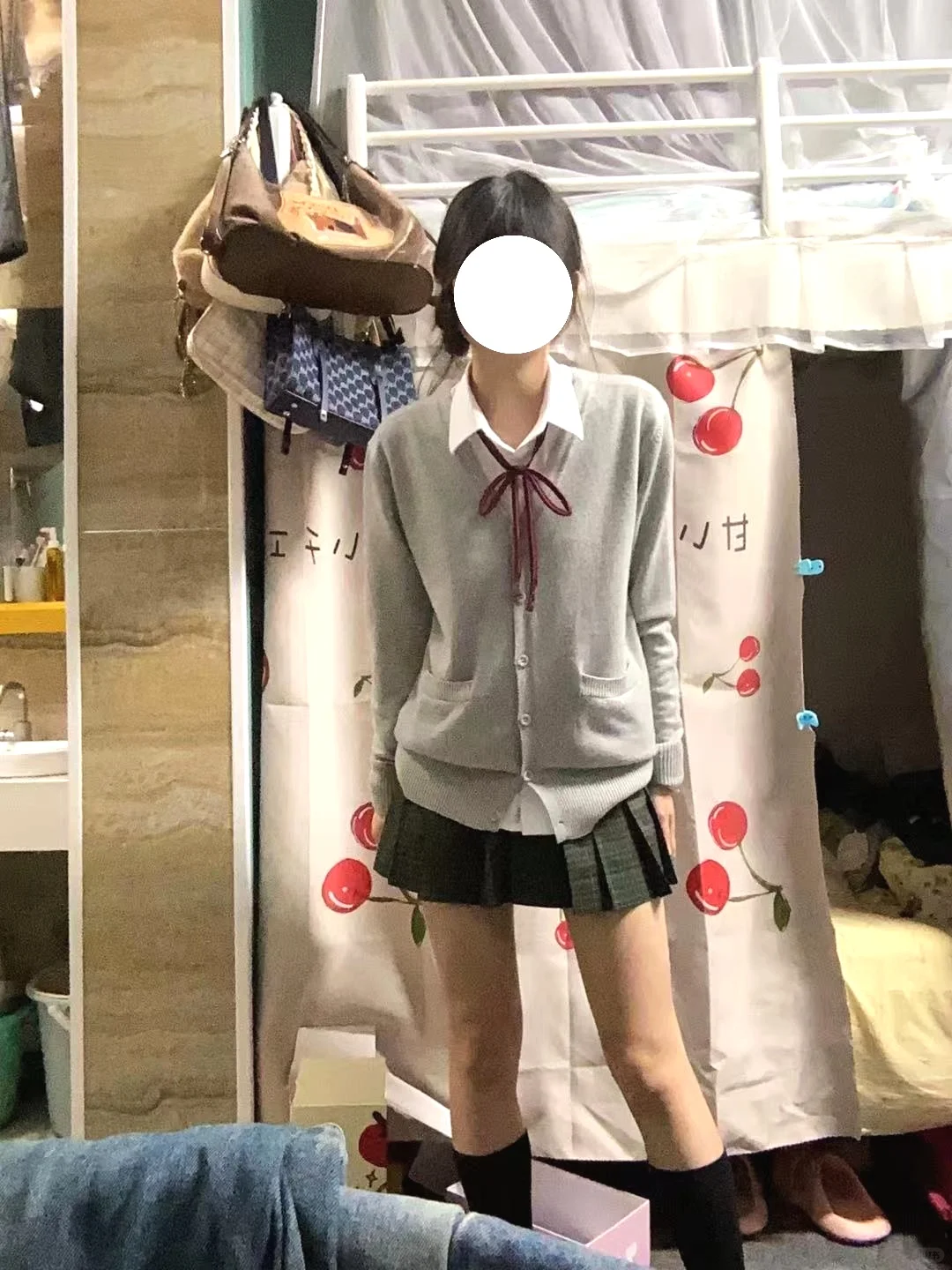 是不是过膝袜不站直才好看啊😓