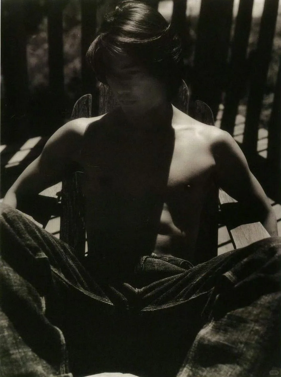 1995年郑伊健写真集，粗粝性感户外风