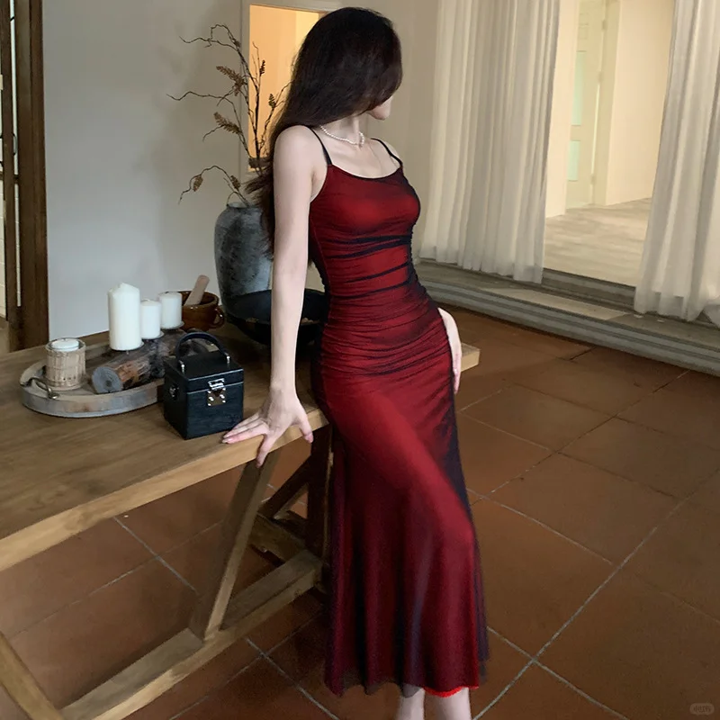 👗性感红吊带裙，气质女神范💃