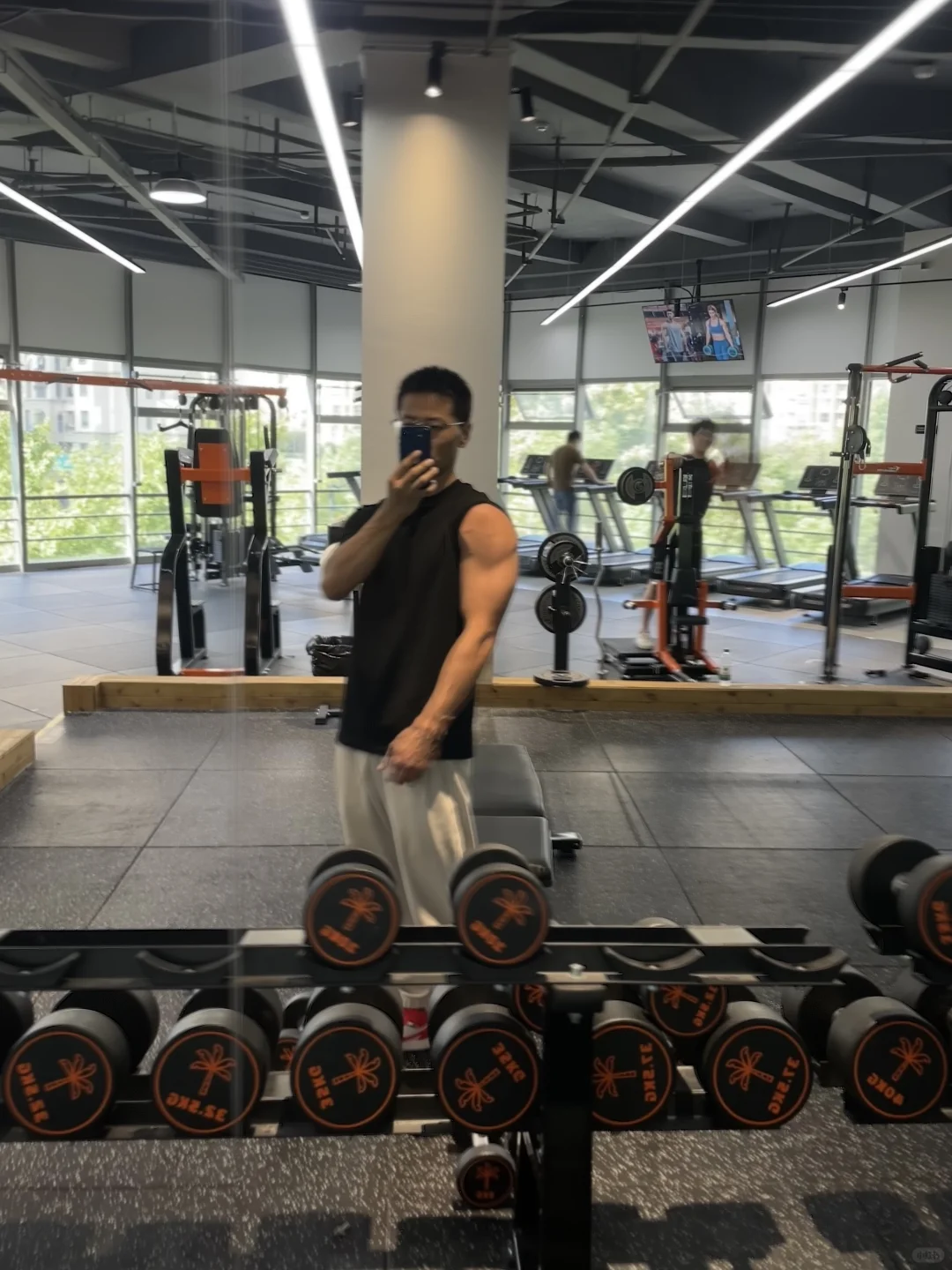 细狗谈不到撸铁的微胖女生吗？