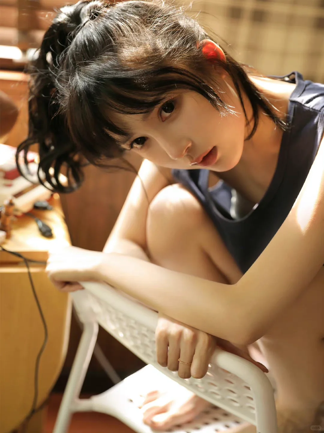 柔桡轻曼，妩媚纤弱。