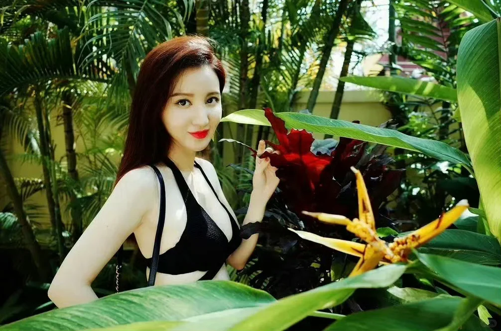 张萌～泳装身材好好