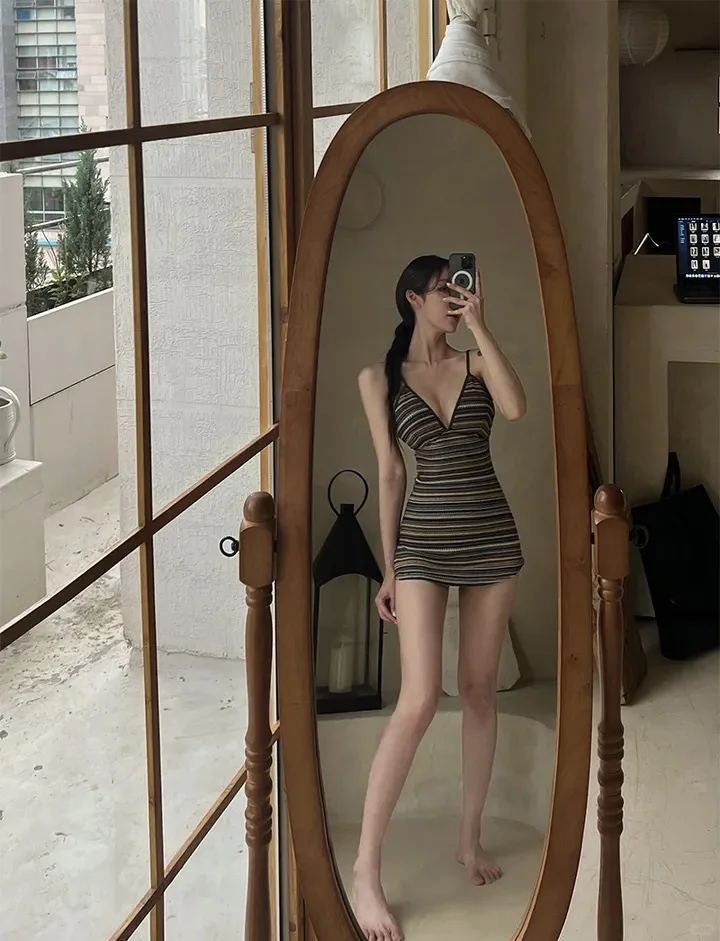 黑色显瘦连体泳衣👙纯欲感满满~