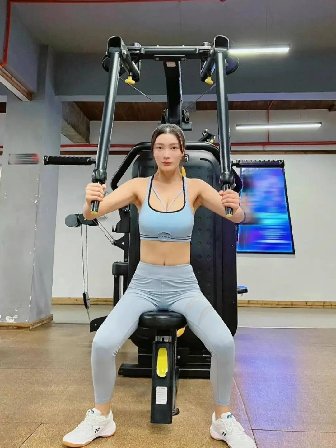 王李丹妮穿瑜伽裤身材太丰满，不太适合运动