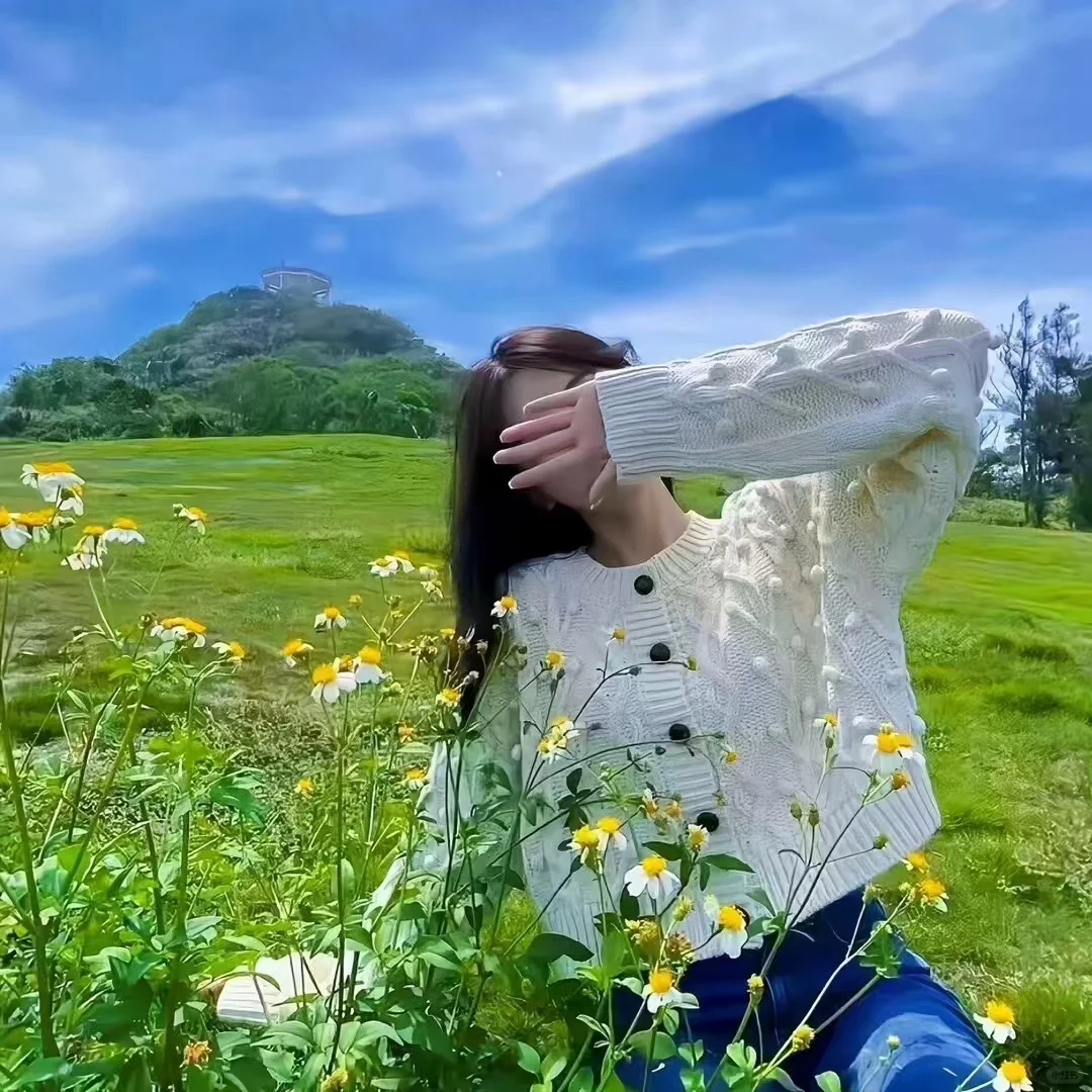 午后的阳光，绿油油的草坪草地