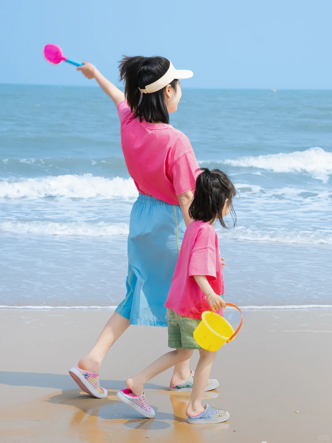 浅春系亲子穿搭|夏天当然要去海边玩水呀～