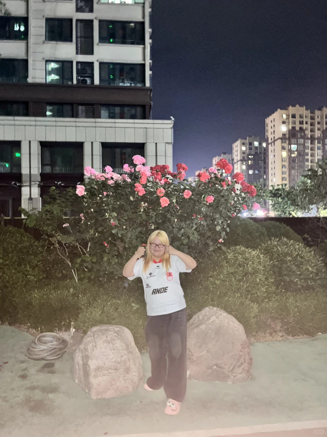 大码女生与月季花加男朋友的垃圾拍照技术