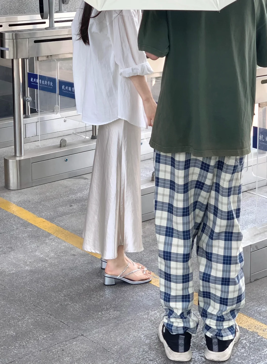校门口，，瞬间上头了。。。