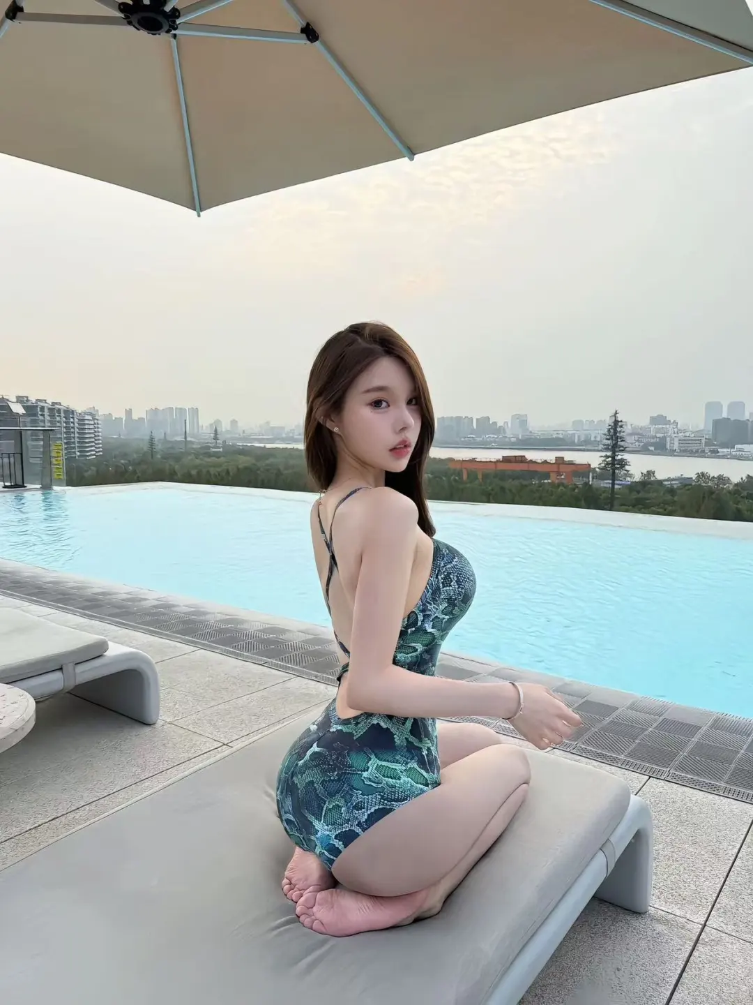 泳池畔的时尚瞬间 | 绝美泳衣look来