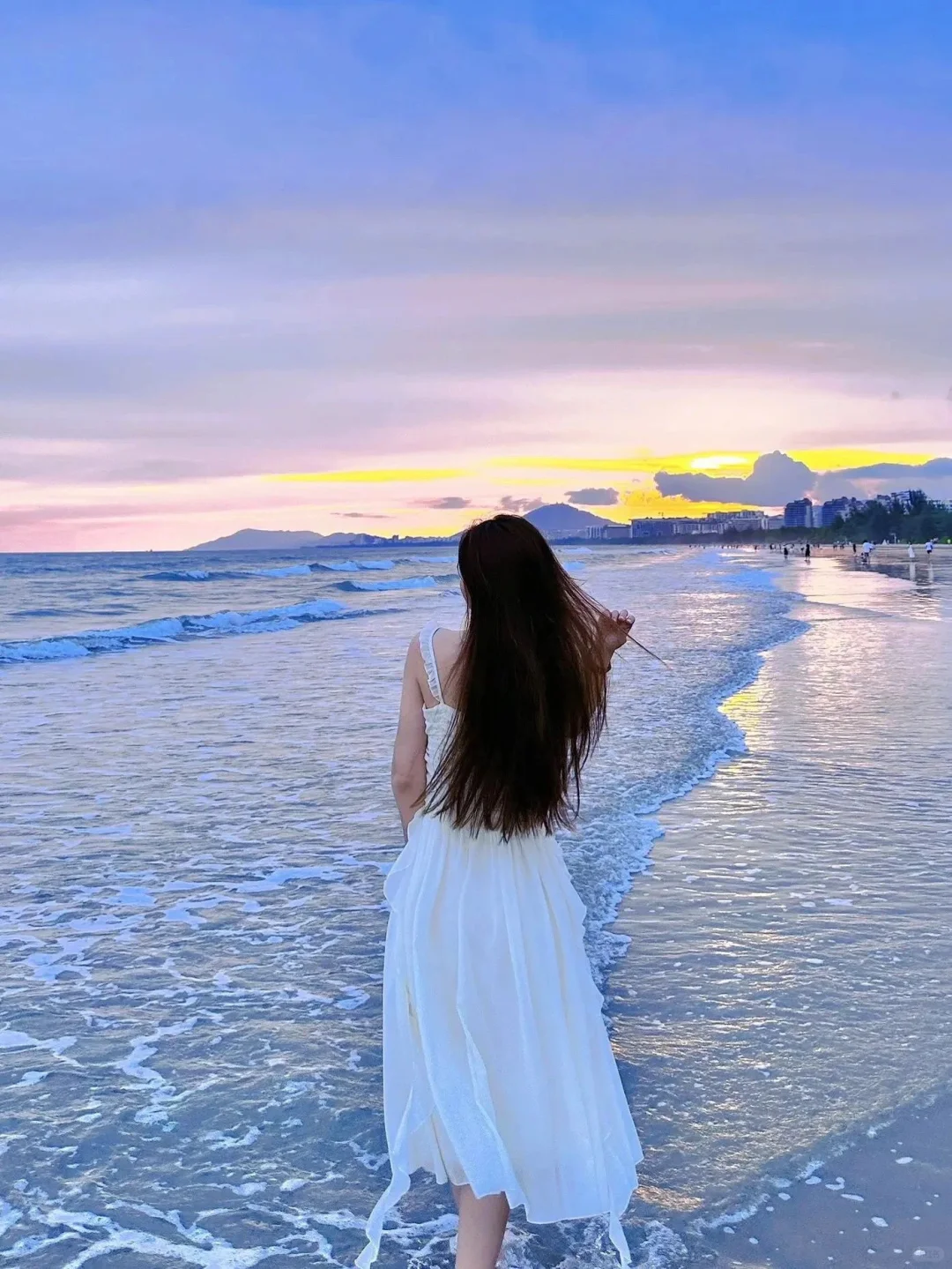 海边的太阳落山了
