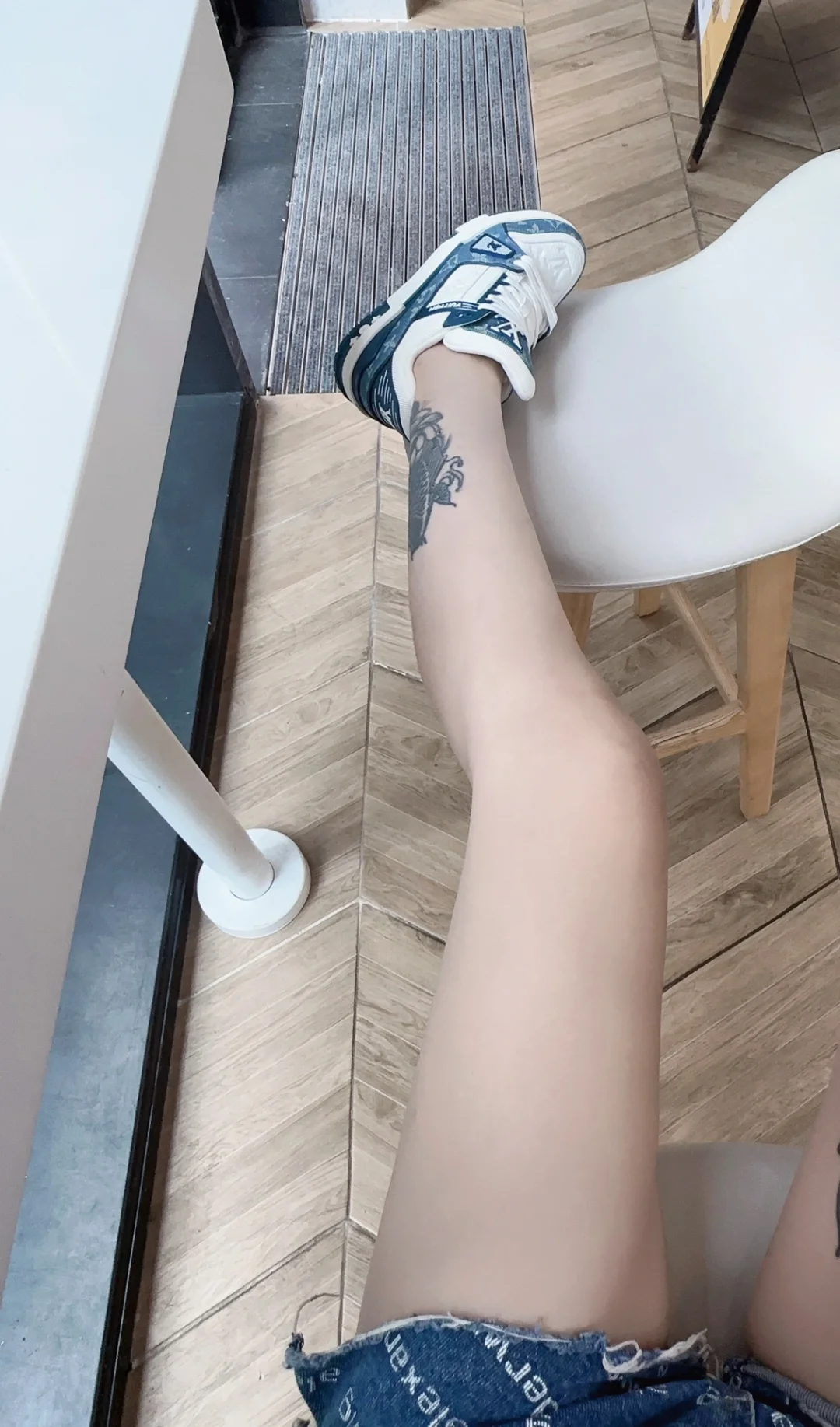 今日不宜出门。 脚歪了