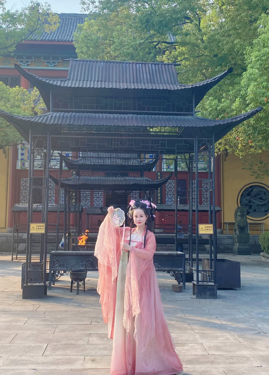 身着一袭华裳，赠我一场古时梦