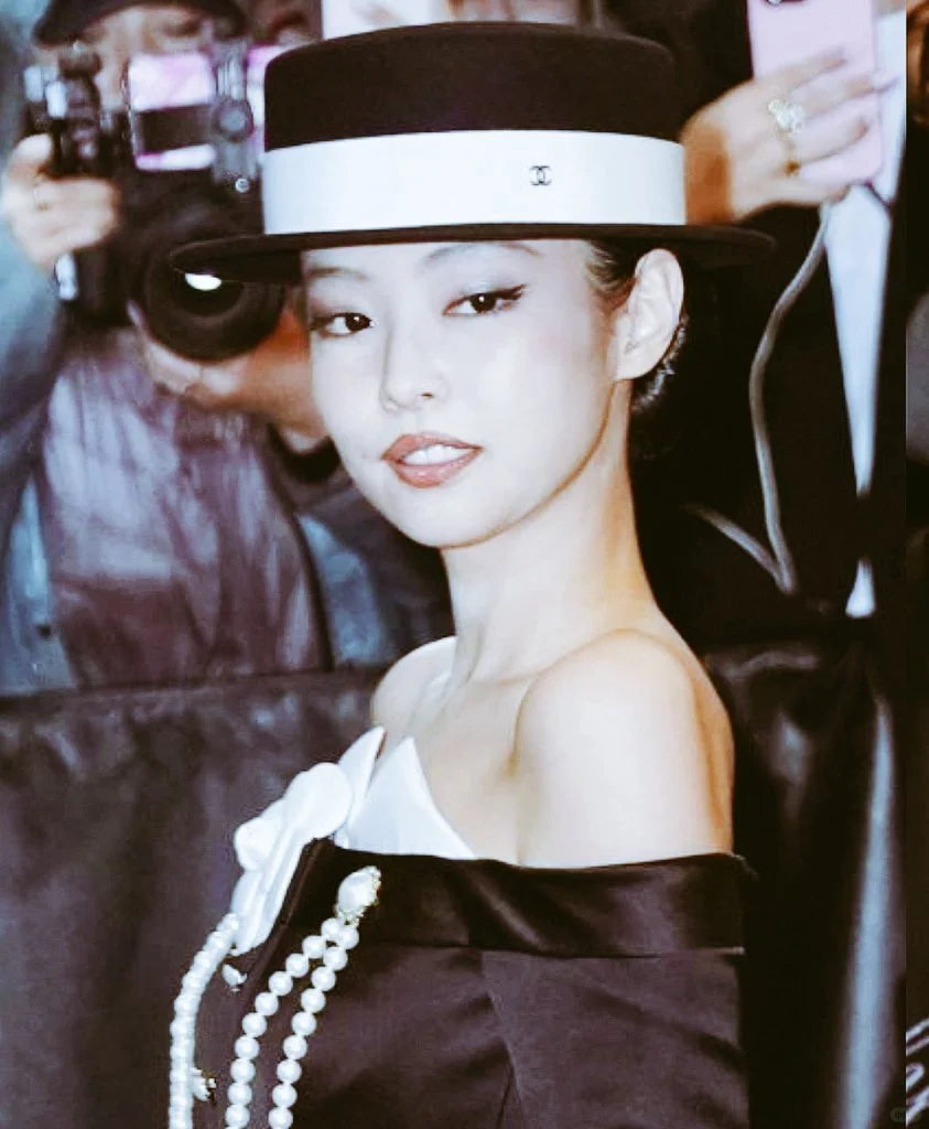 Jennie亮相MetGala优雅复古的香奈儿女士✨