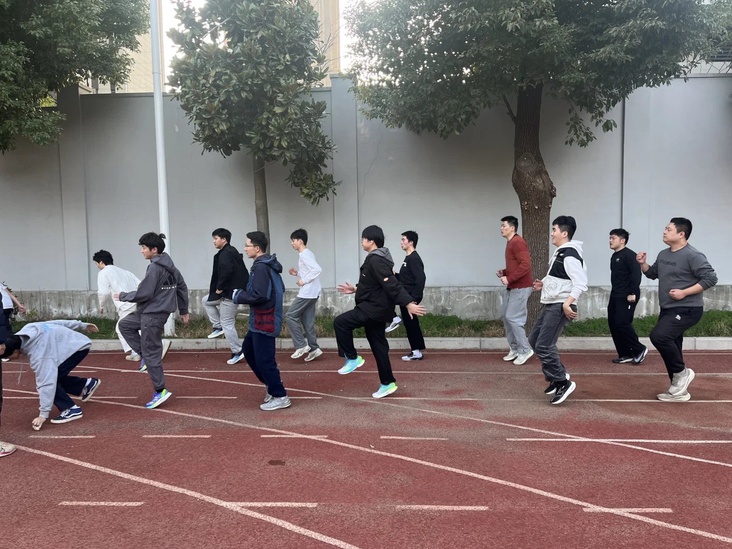 猜一猜第一个小哥摸高摸到多少了他只有170