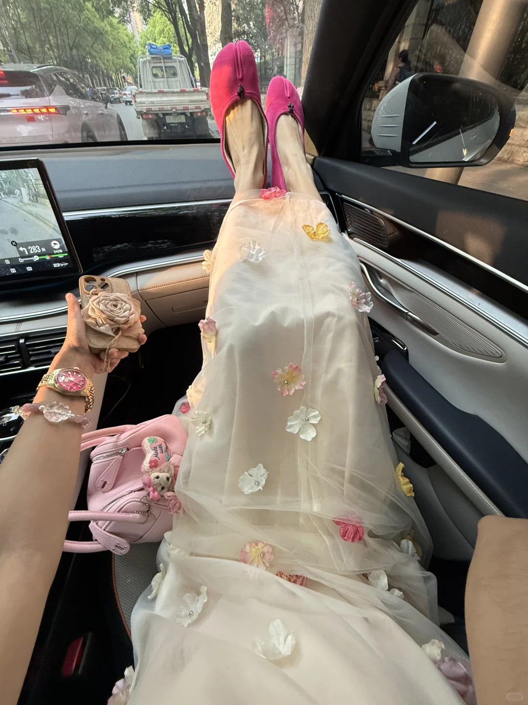忍痛买了一堆漂亮衣服……