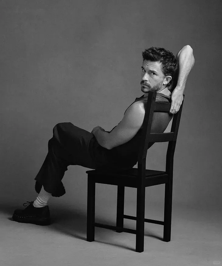 Jonathan Bailey 最新拍摄写真一览
