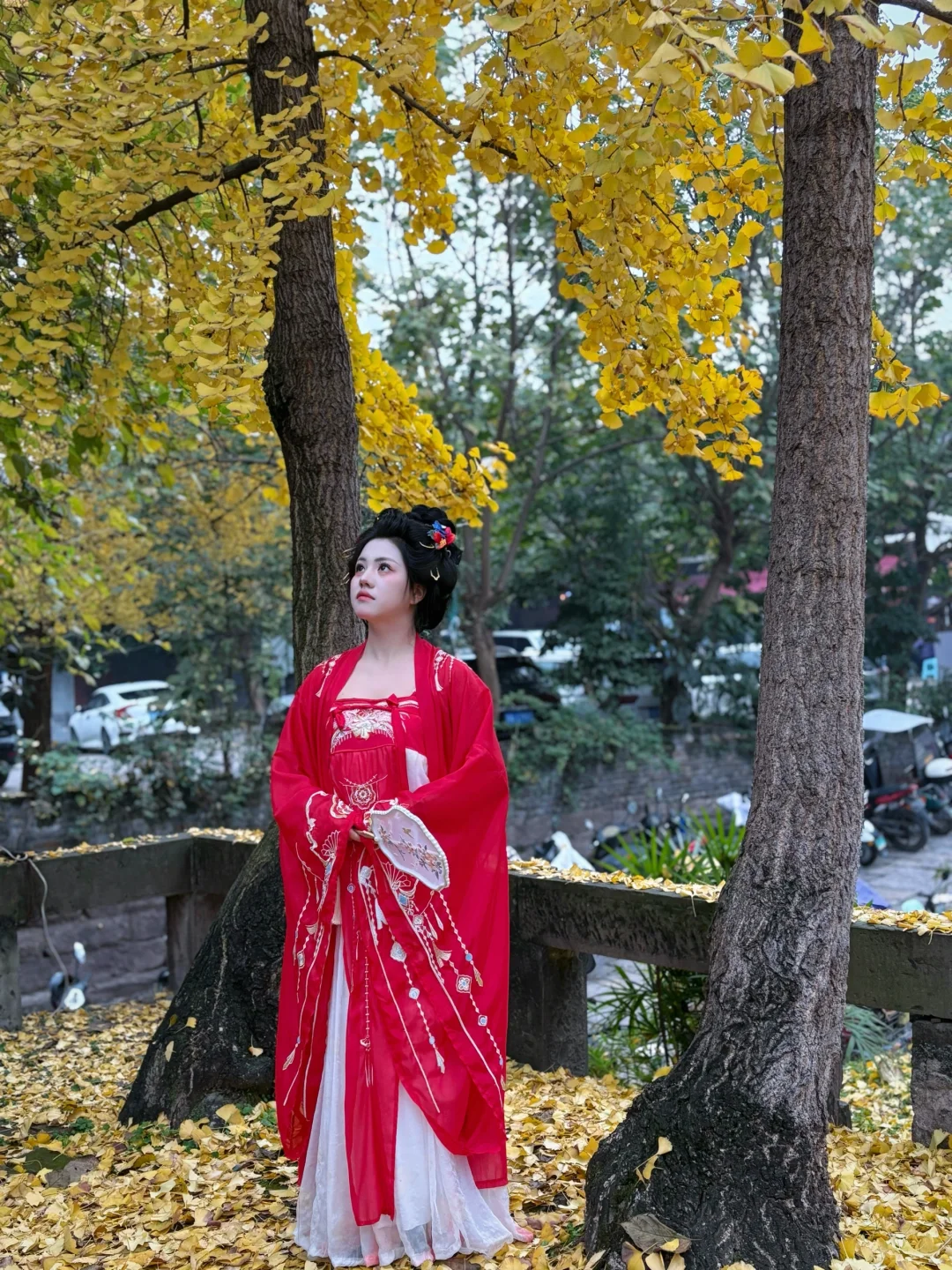 “云想衣裳花想容，春风拂槛露华浓”