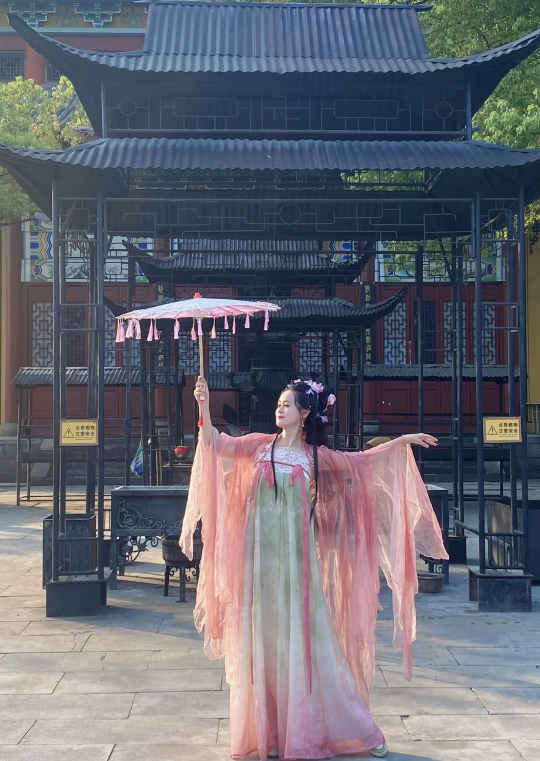 身着一袭华裳，赠我一场古时梦