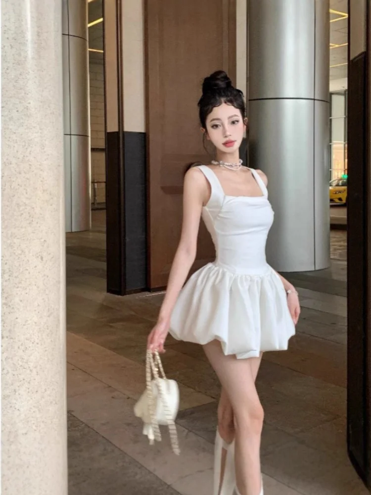 甜辣风白色吊带连衣裙，显腿长，夏日必备