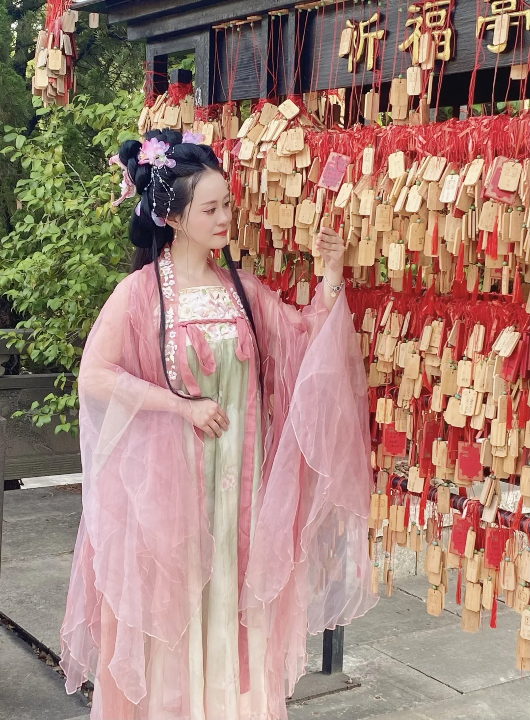 身着一袭华裳，赠我一场古时梦