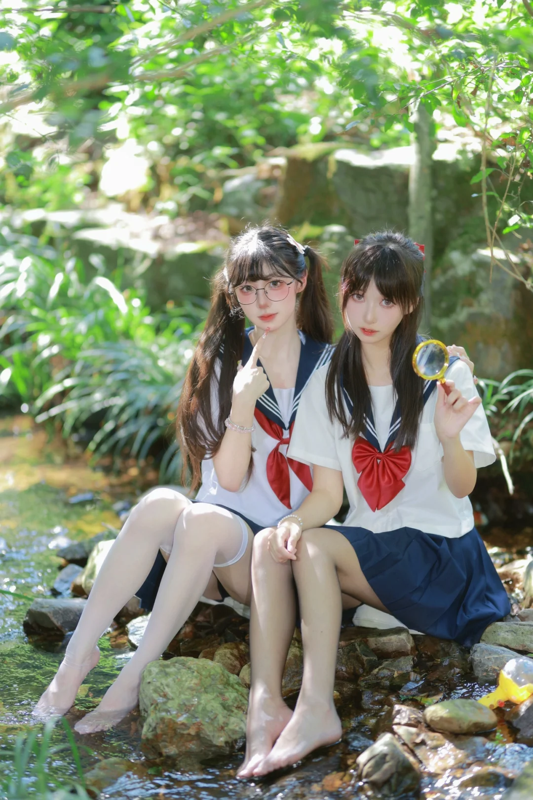 溪流边玩耍的JK少女