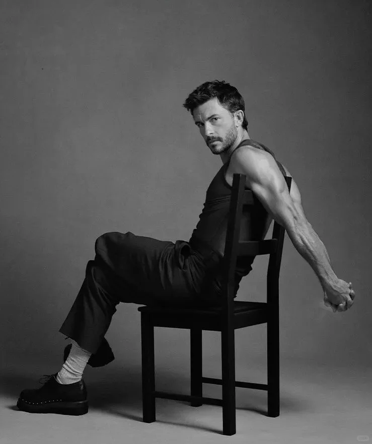 Jonathan Bailey 最新拍摄写真一览