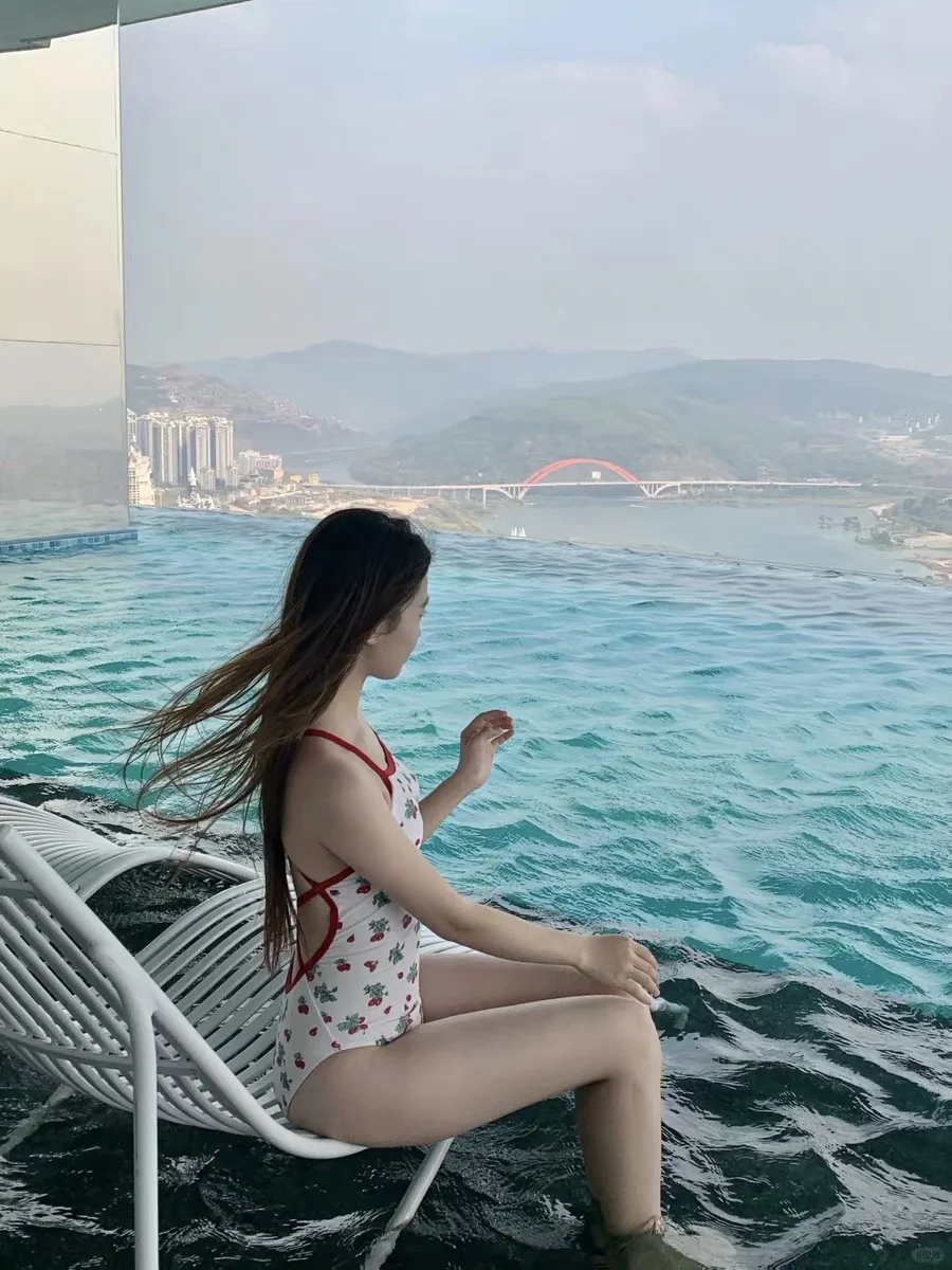 顶楼泳池～🪓🏊‍♂️
