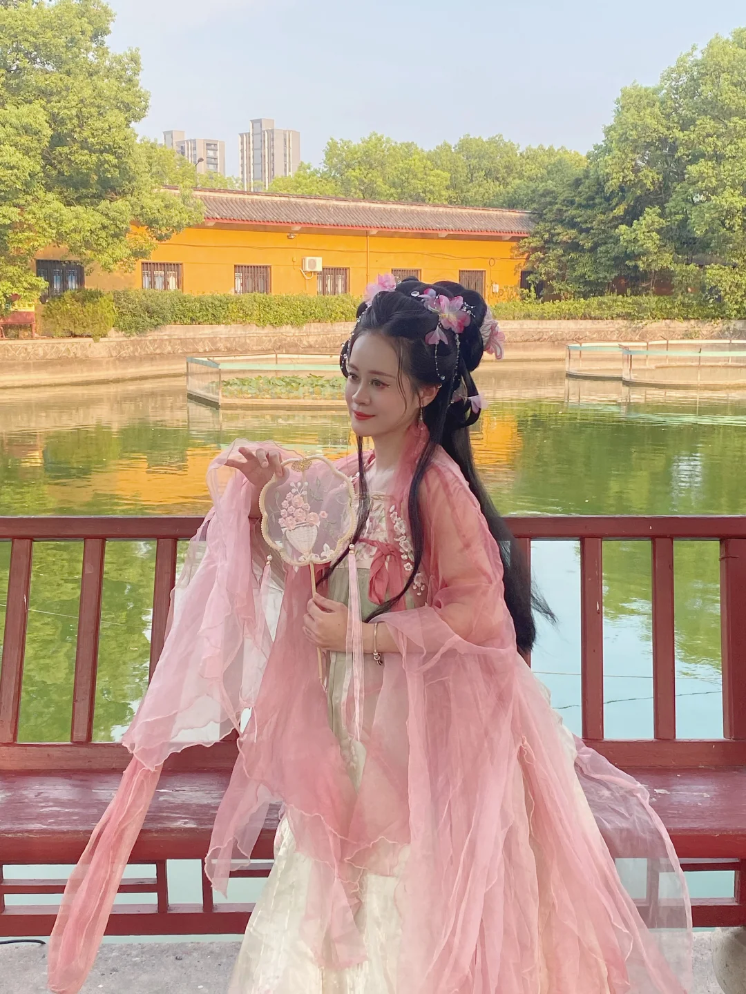 身着一袭华裳，赠我一场古时梦