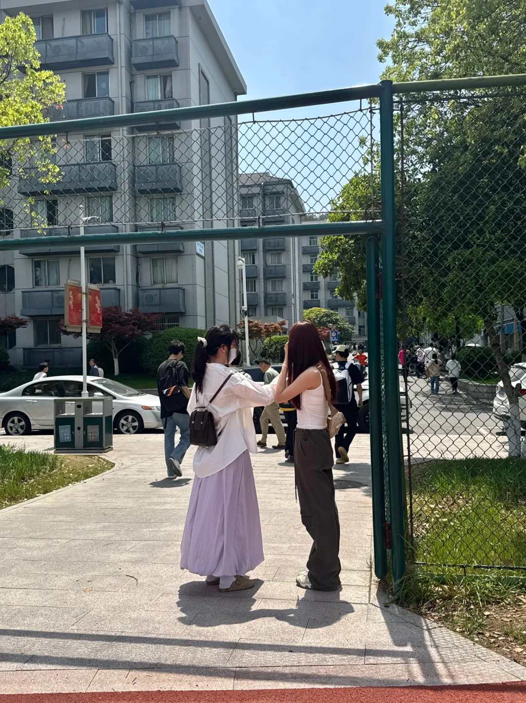 感觉胖胖的女生穿什么都土土的。。。